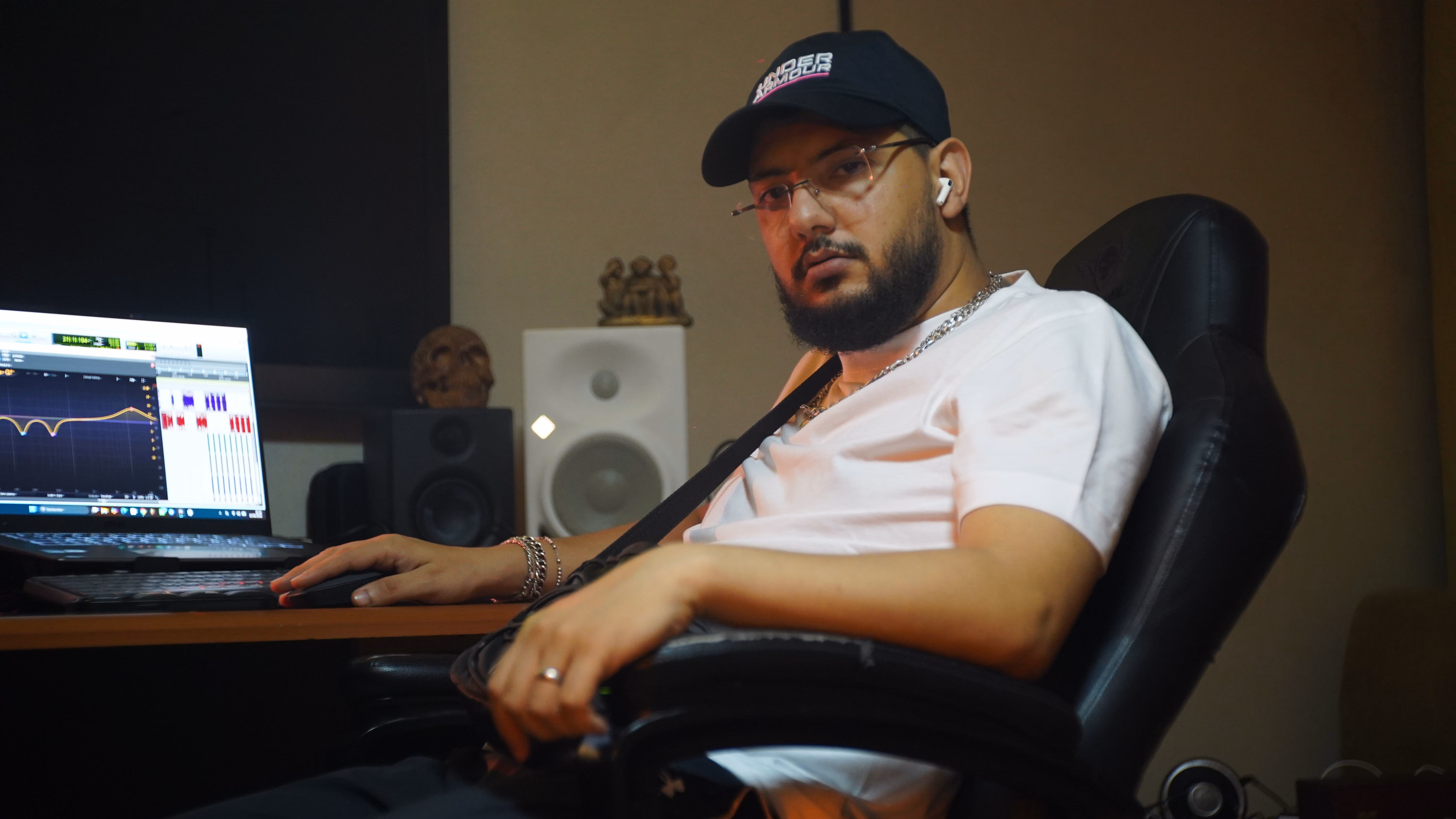 Skizo à son bureau, une session ouverte sur son ordinateur