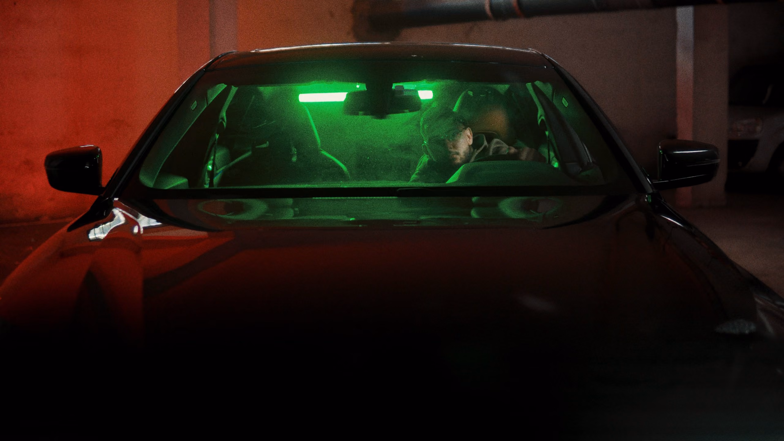 Skizo au volant, sous la lumière verte de l'habitacle