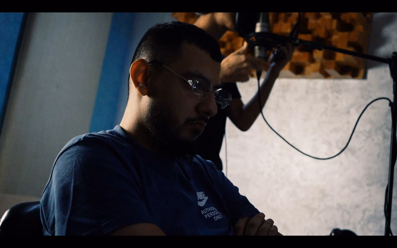 Skizo au studio, un micro derrière lui